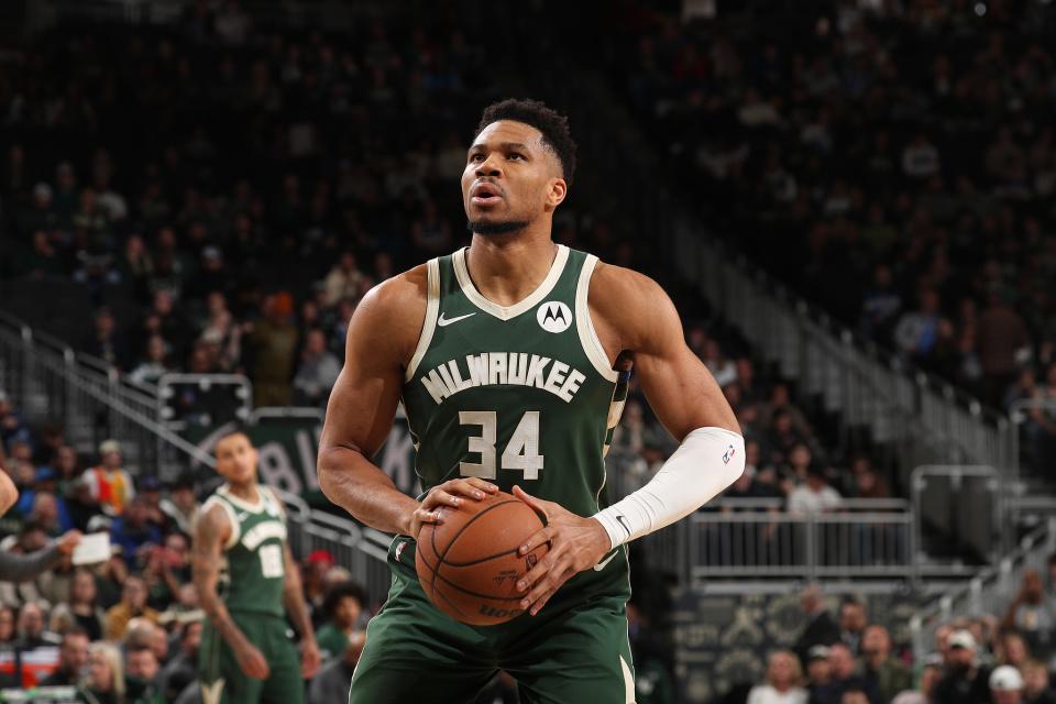 世界杯官方平台-字母哥27+9+8复出首胜！雄鹿灭爵士结束4连败 乔治22分