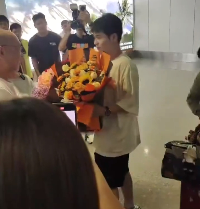 世界杯官方入口-林诗栋落地海南妈妈接机！石头全程笑容不断 世排重返前五冲破心魔|世乒赛|男双|国乒|关艳|小石头_新浪体育_新浪新闻